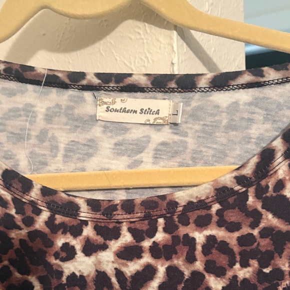 Chic Leopard and Floral Short Sleeve Top - Picture 2 of 3